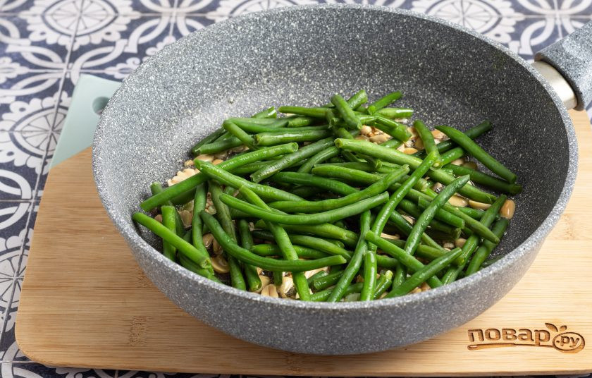 1. Этап. Фасоль с арахисом: Затем добавьте стручковую фасоль. Готовьте все вместе еще 3 минуты.