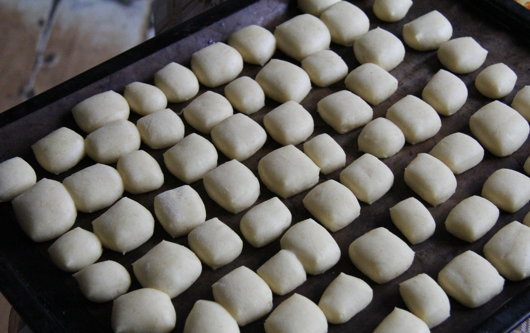 1. Stage. Cheese mini bread: Place the cushions on a baking tray. Cover with a cloth and leave to rise until it has doubled in volume.