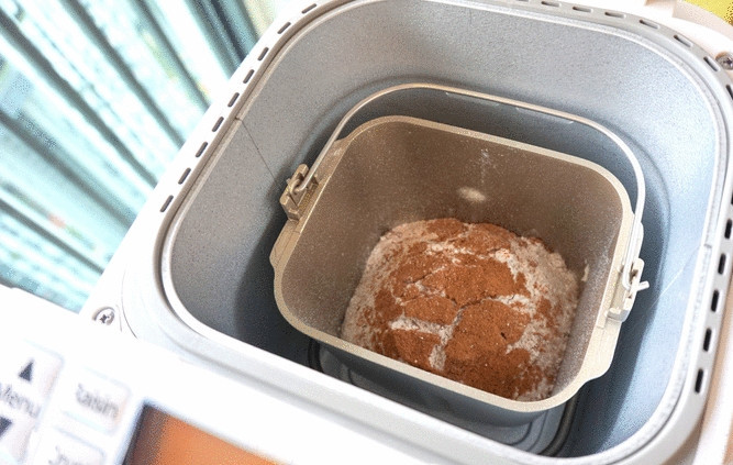 1. Этап. Кекс Столичный в хлебопечке: Вот такая смесь у меня вначале, перед режимом. В целом замес занимает 12-15 минут по режиму. Вы услышите звук окончания замеса.