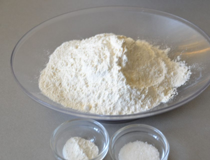 1. Этап. Творожное печенье Мышки: Всыпьте в муку разрыхлитель и ванильный сахар, размешайте.