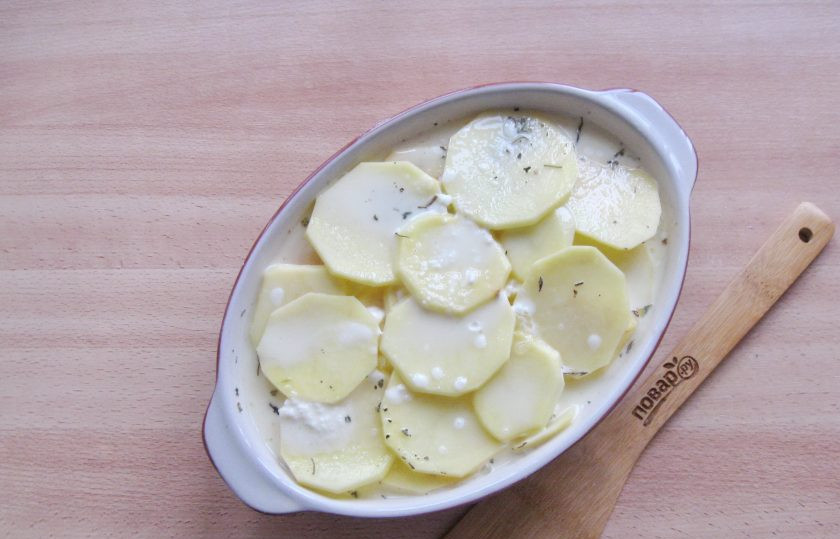 1. Этап. Калалаатикко: Залейте картофель с луком и сельдью приготовленной смесью.