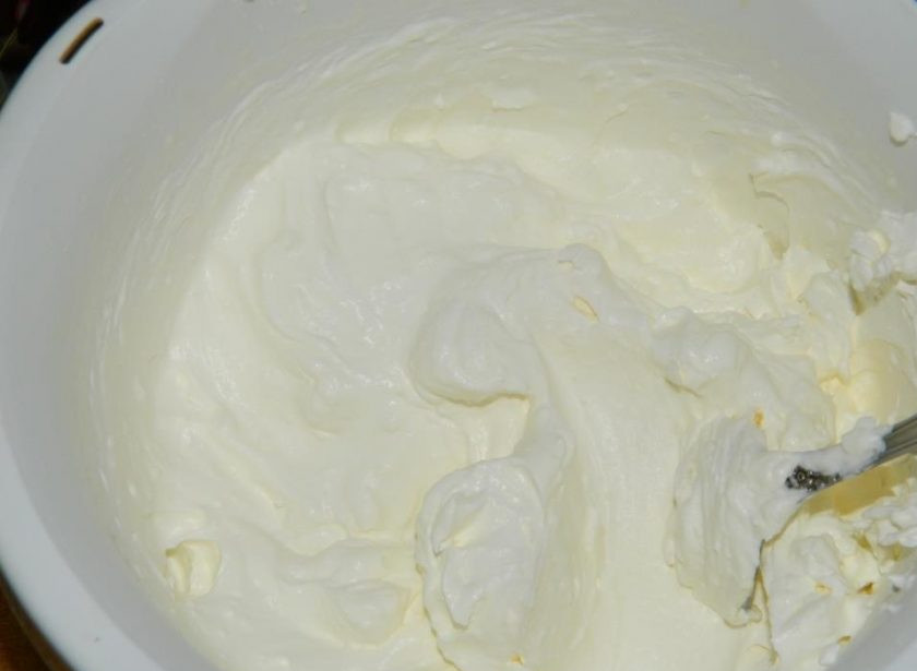 1. Этап. Свадебный торт: Для первого крема взбейте жирные сливки с сахарной пудрой до крепкой массы.