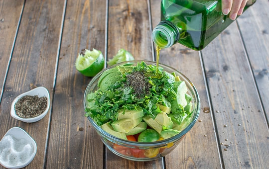 1. Этап. Салат из авокадо с лаймом: 6. Добавьте соль, перец и оливковое масло по вкусу.