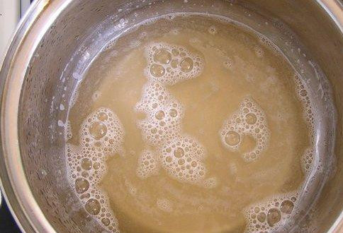 1. Этап. Яблочное желе: Затем в отдельной кастрюле растворяем в воде желатин, разогреваем, но не кипятим!