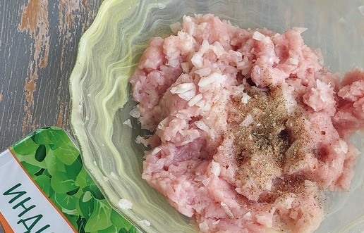 1. Этап. Фрикадельки с овощами и сыром: К фаршу добавить лук и специи, хорошо перемешать.