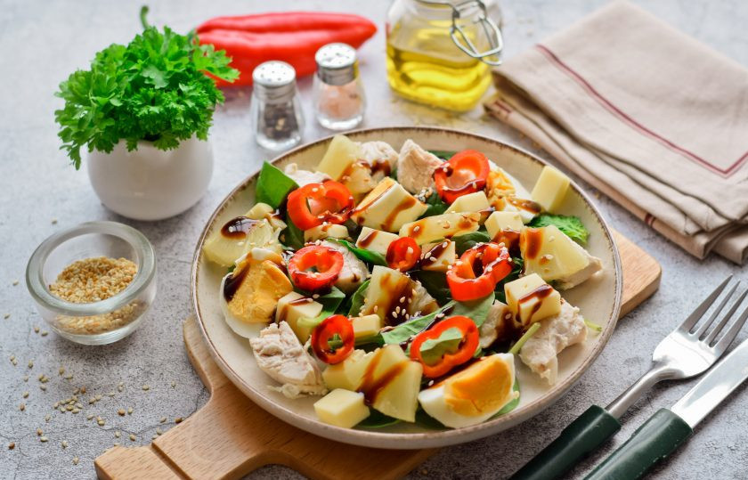 1. Этап. Салат Модница: Украсить салат можно кунжутом. Приятного аппетита!