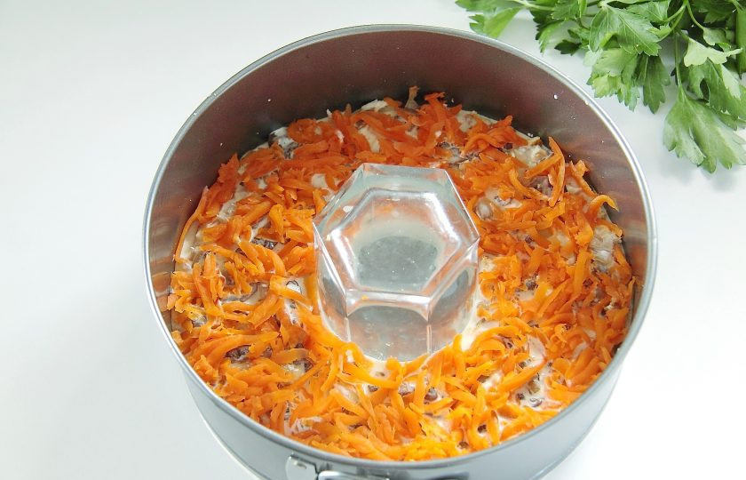 1. Этап. Салат желейный, слоеный: 11. Последним слоем положите тертую морковь.