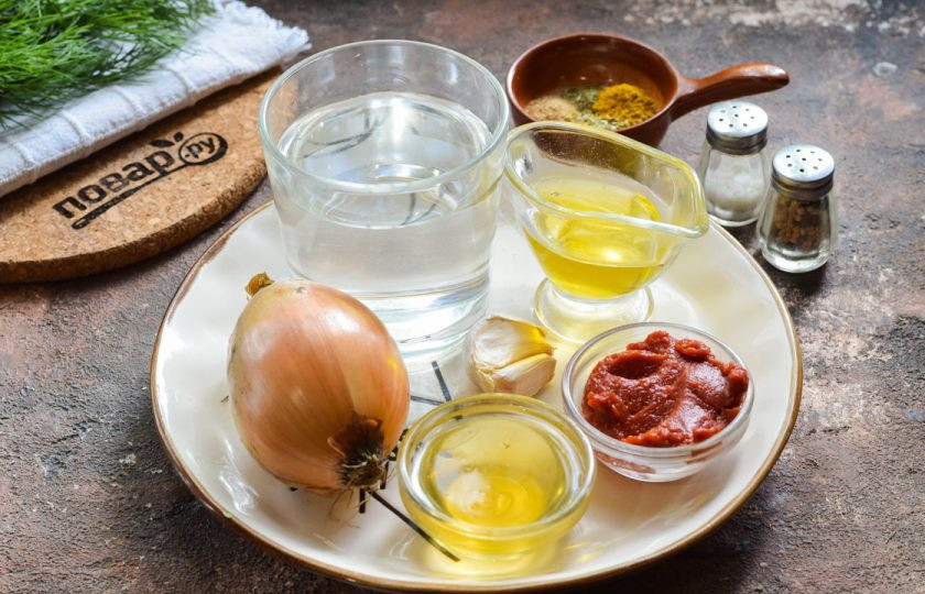 1. Этап. Медово-томатный соус: Подготовьте ингредиенты.