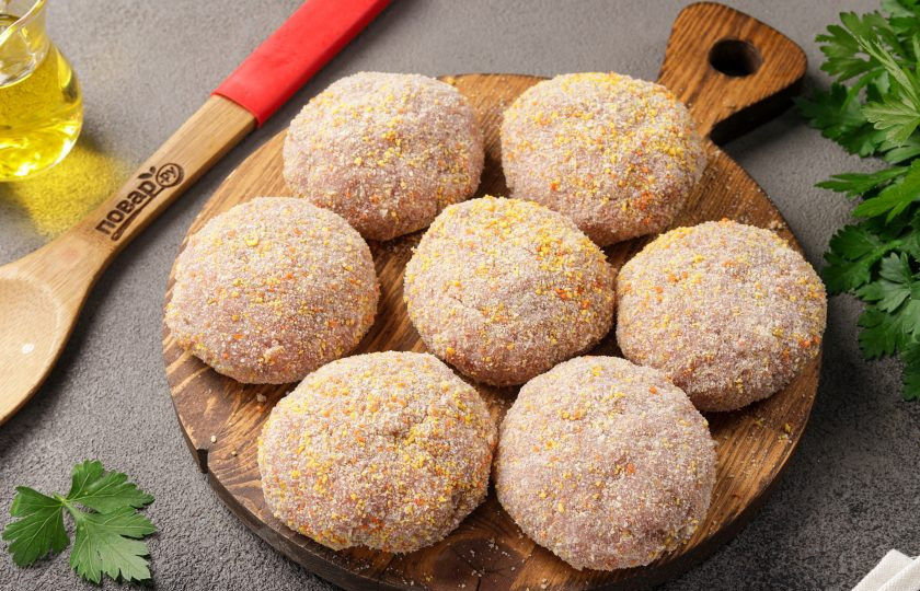 1. Этап. Котлеты Тёщин рецепт: Сформируйте из фарша котлеты и обваляйте их в сухарях.