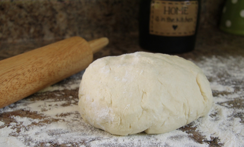 1. Этап. Булочки на скорую руку без дрожжей: Из муки, половины стакана сахара, разрыхлителя и сливок замесите тесто. Оно должно получиться мягким и эластичным.