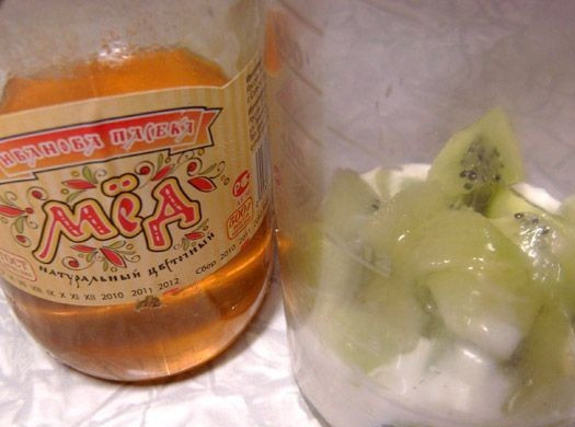 1. Этап. Смузи с йогуртом: Теперь очередь киви. Взбиваем киви с оставшимся йогуртом. Добавляем мед.