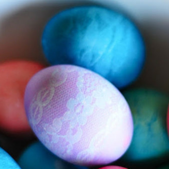 Кружевные крашеные яйца