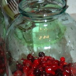 Компот из вишни 1. Этап. Компот из вишни: В чистую трехлитровую банку поместить помытую, очищенную от плодоножек вишню так, чтобы собой она закрыла 1/3 банки.