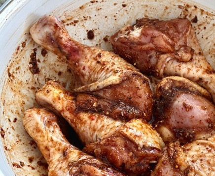 1. Этап. Куриные булдыжки в духовке: Вот так булдыжки уложил и прикрыв миску, убрал ее в холодильник.