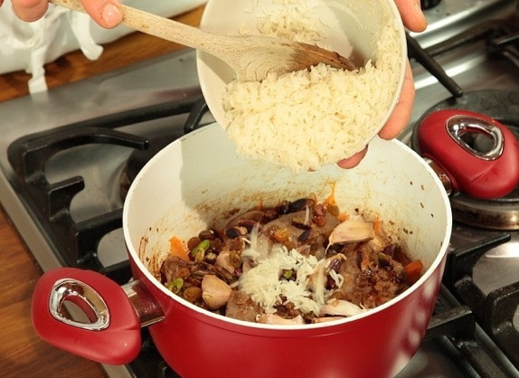 1. Этап. Афганский плов: Сверху выложить рис. Заливаем воду, добавляем соль и перец. Доводим до кипения и кипятим 10 минут на медленном огне. Затем уменьшаем огонь до минимального, накрываем кастрюлю крышкой и томим около часа, не перемешивая. Афганский плов готов.