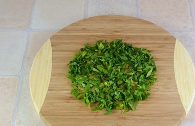 1. Этап. Суп с рисом и картошкой: Нарезаем Петрушку.