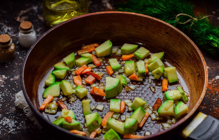 1. Этап. Тушеные куриные желудки с кабачками: Сковороду прогрейте, влейте растительное масло. Переложите в сковороду все овощи, поджарьте пару минут.