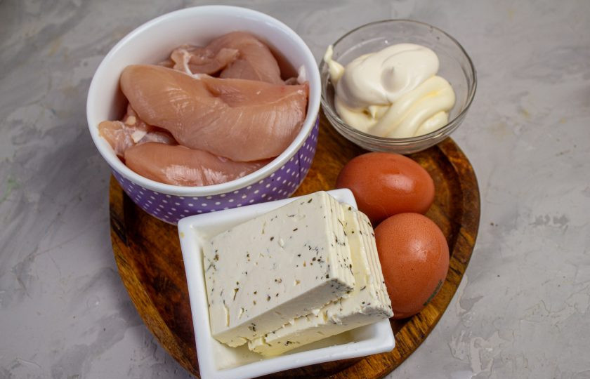 1. Этап. Салат Снежная горка: Подготовьте все необходимые ингредиенты по списку. Яйца отварите вкрутую, разделите на белки и желтки. Для салата нам понадобятся только белки.