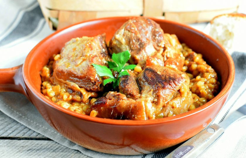 1. Этап. Свинина с перловкой по-домашнему: Подавайте блюдо горячим. Его смело можно дополнить квашеными овощами.