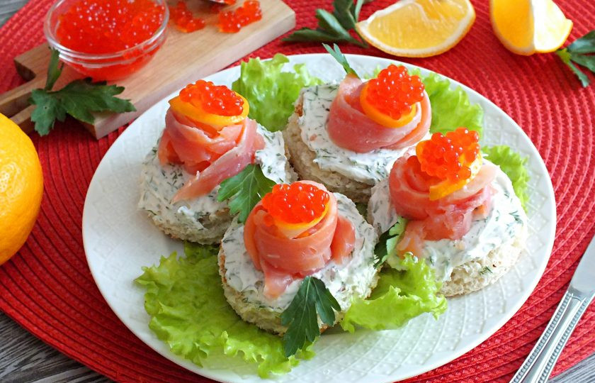 1. Этап. Бутерброды по-сахалински: Выложите бутерброды на листья салата и подавайте к столу. Приятного аппетита!