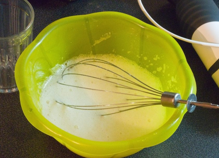 1. Этап. Пирог в силиконовой форме: Затем добавьте к белкам сахар. Взбейте смесь до растворения.