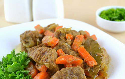 1. Этап. Тушеная говядина на сковороде: Блюдо готово! Подаем его со свежей зеленью! Приятного аппетита!