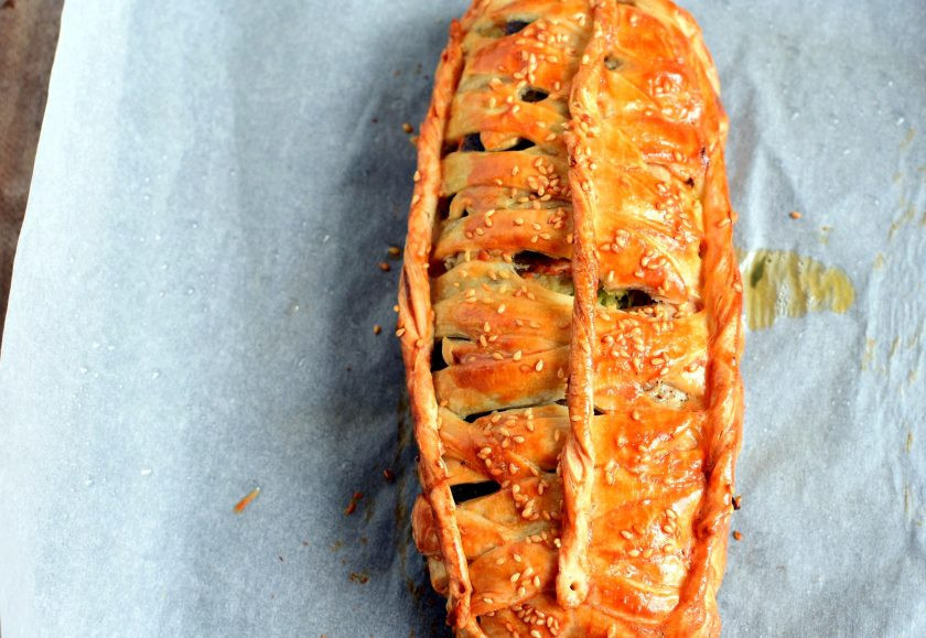 1. Этап. Пирог с форелью и капустой: Выпекайте пирог в прогретой до 180 градусов духовке до румяной корочки.