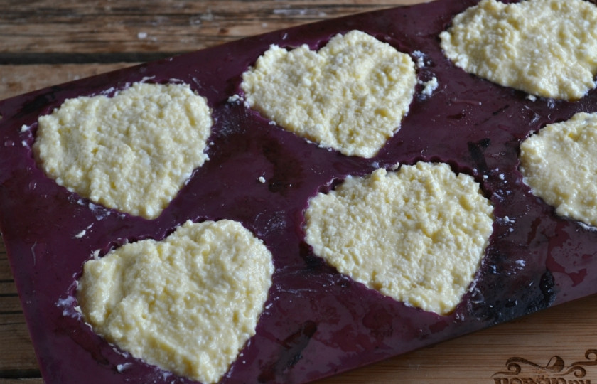 1. Этап. Творожные маффины: Выложите подготовленную массу в силиконовые формы для кексов. Для надежности советую смазать ее подсолнечным маслом, иначе творог все равно может пристать.