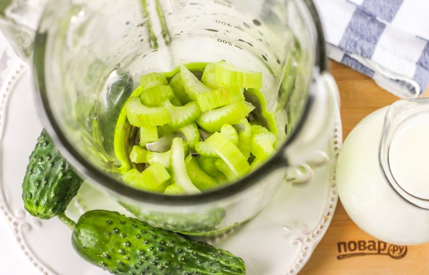 1. Этап. Смузи из огурца и сельдерея: Промойте стебли сельдерея в воде, срежьте огрубевшие прикорневые части и нарежьте небольшими кусочками. Высыпьте нарезку в емкость блендера или в глубокую емкость с высокими бортиками, если будете пюрировать погружным блендером.