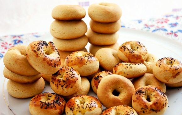 1. Этап. Сушки домашние: Готовым сушкам дайте остыть, чтобы они стали хрустящими, и подавайте к чаю. Приятного аппетита!