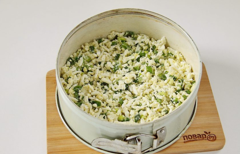 1. Этап. Заливной пирог на кефире с яйцом: Сверху положите начинку.