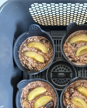 1. Этап. Запечённая овсянка со сливой: Выпекать в духовке при 180 градусов 25-30 минут, ориентируясь на свою духовку. Я выпекала в аэрогриле на 160 градусов 25 минут.