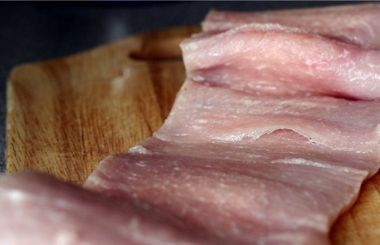 1. Этап. Мясной рулет с черносливом: Аккуратно разрезая, формируем из куска мяса пласт. Посыпаем мясо солью, перцем и сухими приправами.