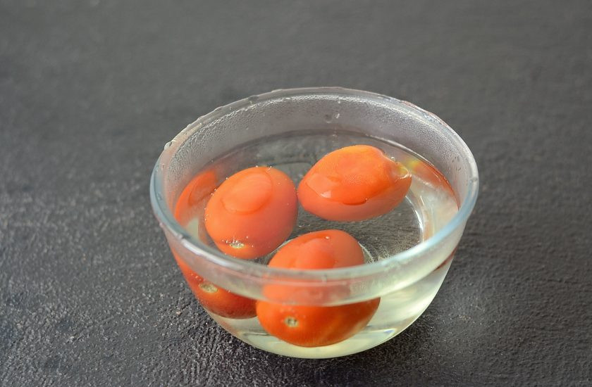 1. Этап. Гаспачо из свеклы: На помидорах сделайте надрезы крест-накрест. Залейте кипятком и оставьте на 10 минут. Затем очистите от пленки и нарежьте ломтиками среднего размера.