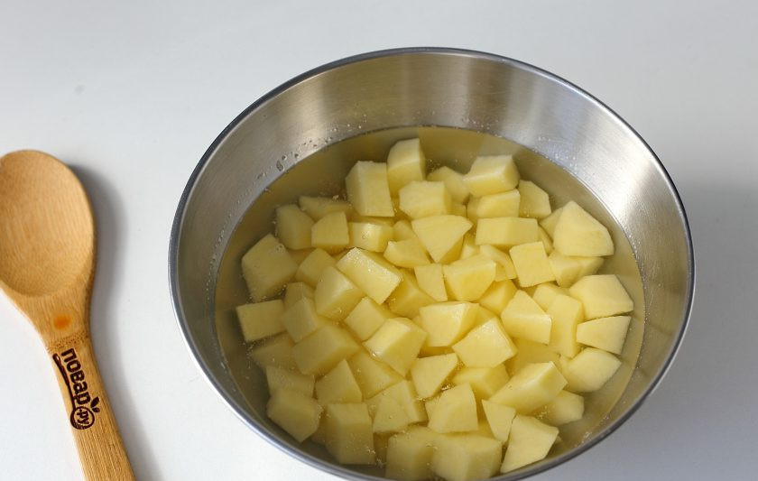 1. Этап. Борщ с аджикой: Через 5-10 минут добавьте нарезанный кубиками картофель.