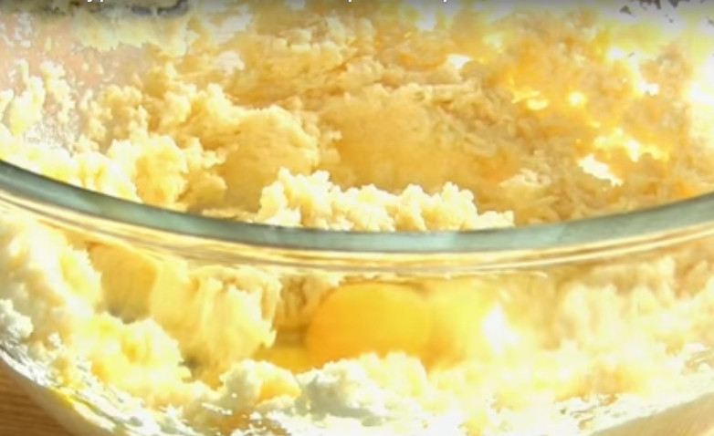 1. Этап. Клубничный кекс с шоколадной глазурью: 2. Размягченное сливочное масло взбейте с сахаром, пока оно не посветлеет и не увеличится в объеме. Затем по одному вводите яйца.