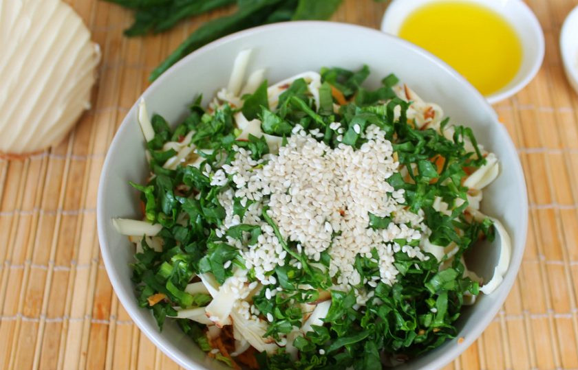 1. Этап. Салат с колбасным сыром и морковью: Добавляем кунжут (или колотые орехи, семечки).