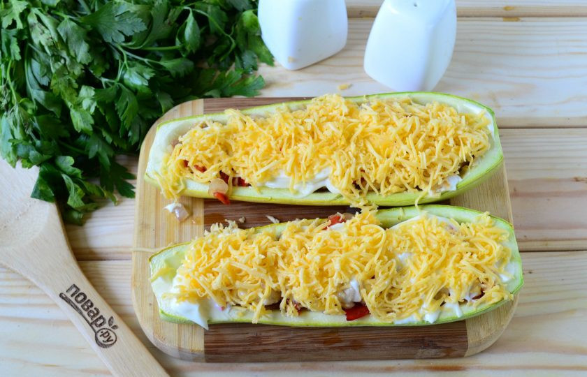 1. Этап. Кабачки, фаршированные куриной грудкой: Смажьте сверху тонким слоем майонеза и обильно присыпьте натертым на мелкой терке сыром.