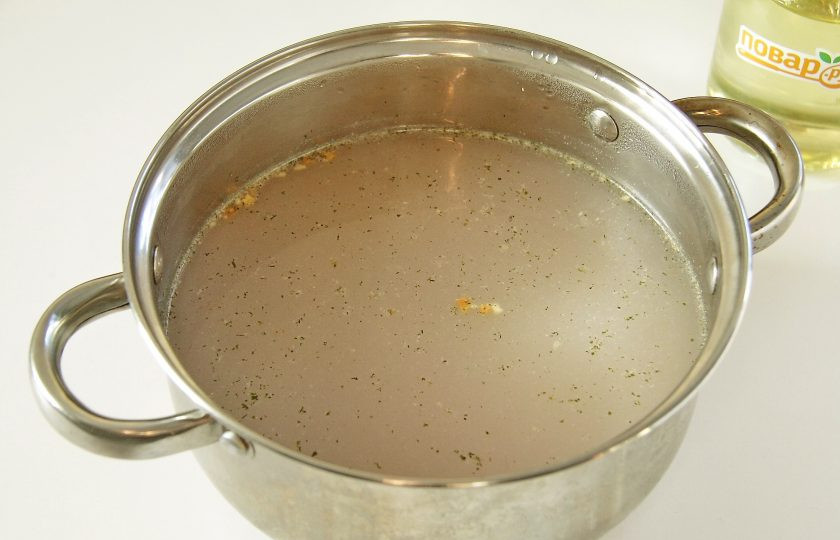 1. Этап. Яичный суп с помидорами: Налейте в кастрюлю бульон, у меня говяжий. Добавьте соль и любимые специи. Поставьте кастрюлю на огонь.