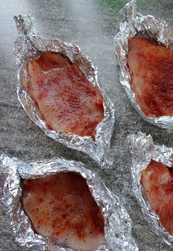 1. Этап. Индейка под шубой на гриле: Из плотной фольги сделать 