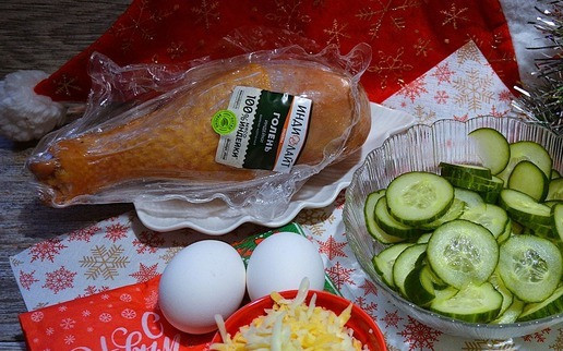 1. Этап. Салат Ёлочка: Приготовить продукты. Яйца сварить вкрутую, огурец вымыть, обсушить и нарезать тонко. Оба вида сыра натереть.