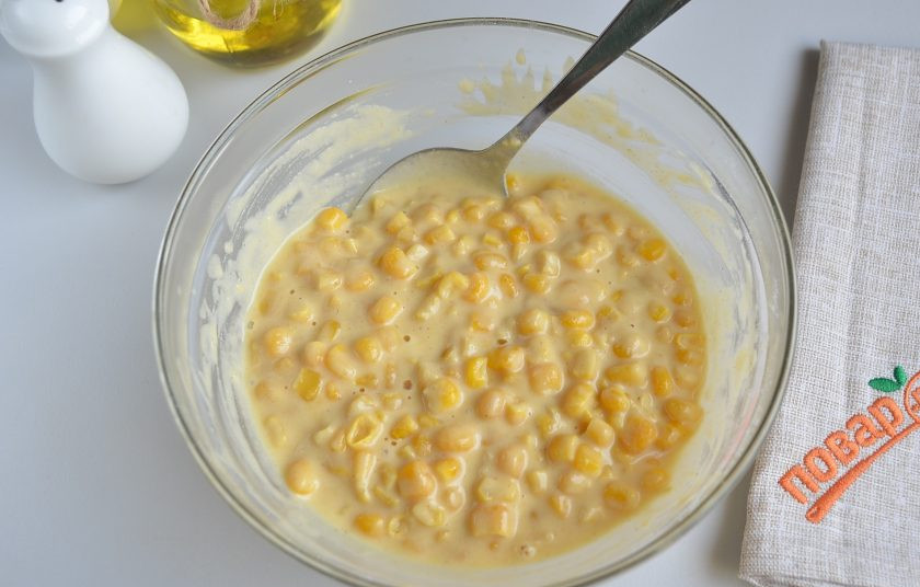 1. Этап. Кукурузные оладьи Тириона: 7. Всыпьте чуть остывшие зерна кукурузы, перемешайте хорошо ложкой.