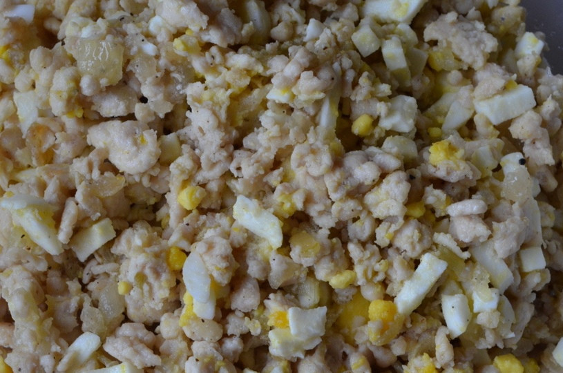 1. Этап. Блинчики с фаршем и яйцом: Посолите и поперчите начинку.