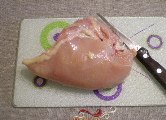 1. Этап. Куриные отбивные кусочками: С грудки снимаем кожу. Осторожно отделяем мясо от кости.