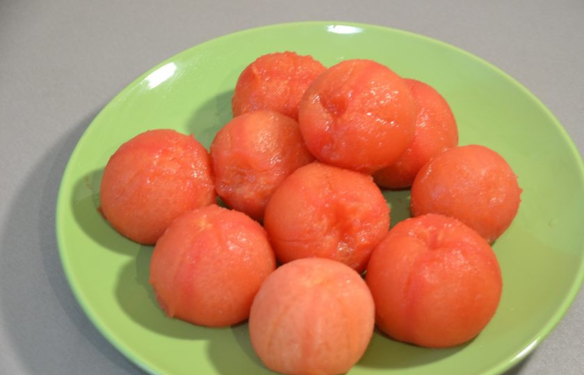 1. Этап. Соус Пассата: Очищенные помидоры порежьте на небольшие кусочки.