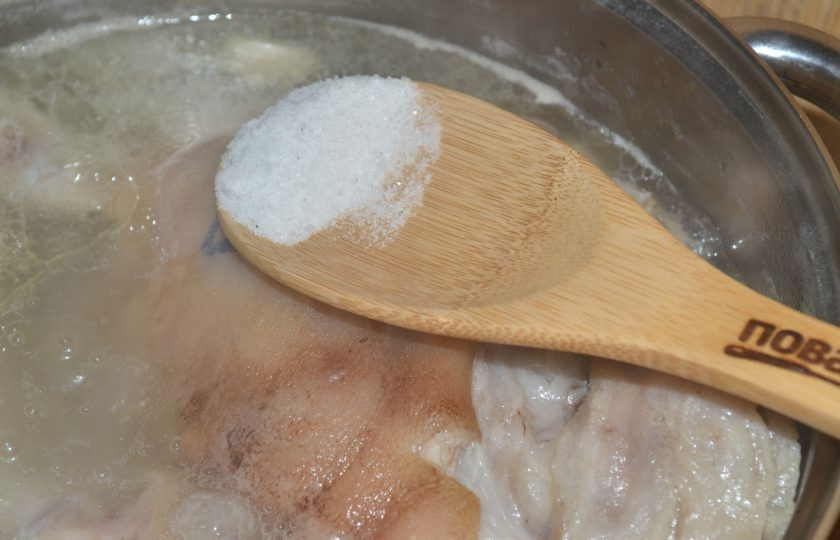 Холодец из рульки свиной 1. Этап. Холодец из рульки свиной: Снова сложите рульку в кастрюлю, туда же положите целую луковицу и морковь, 5-6 зубчиков чеснока. Чеснока я всегда кладу много, тогда вкус холодца получается очень насыщенным и ярким. Также немного чеснока можно выдавить прямо в тарелки, куда будете разливать холодец. Залейте рульку водой и поставьте на огонь. После закипания огонь уменьшите до минимального. Время от времени снимайте пену.