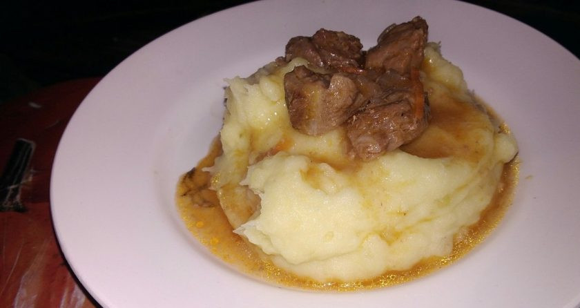 1. Этап. Говядина в густом томатном соусе: 7. Пока тушится гуляш, можно приготовить картофельное пюре или любую кашу на гарнир. Подлива получается густой, а мясо — ароматным и вкусным.