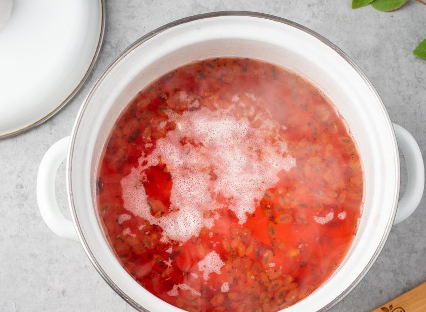 1. Этап. Компот из барбариса: Поставьте на плиту и доведите до кипения. После закипания варите на медленном огне под крышкой 5-7 минут. Затем выключите плиту, уберите компот в сторону и укутайте полотенцем, чтобы настоялся в тепле. Остывший теплый или холодный компот можно разливать по стаканам и пить!