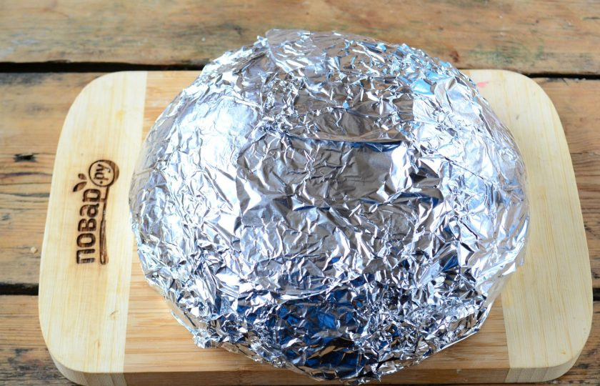 1. Этап. Гигантский мегабутер: Заверните буханку в фольгу и отправьте на 20-30 минут в духовку, разогретую до 180 градусов.
