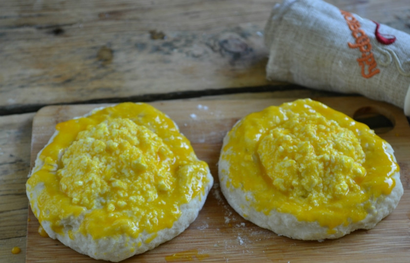 1. Этап. Ватрушка с творогом: Тесто разделите на 6 равных частей, каждую часть раскатайте в лепешку толщиной 2 см., с помощью низа стакана сформируйте небольшое углубление, в которое положите начинку. Сверху смажьте и тесто, и начинку желтком.